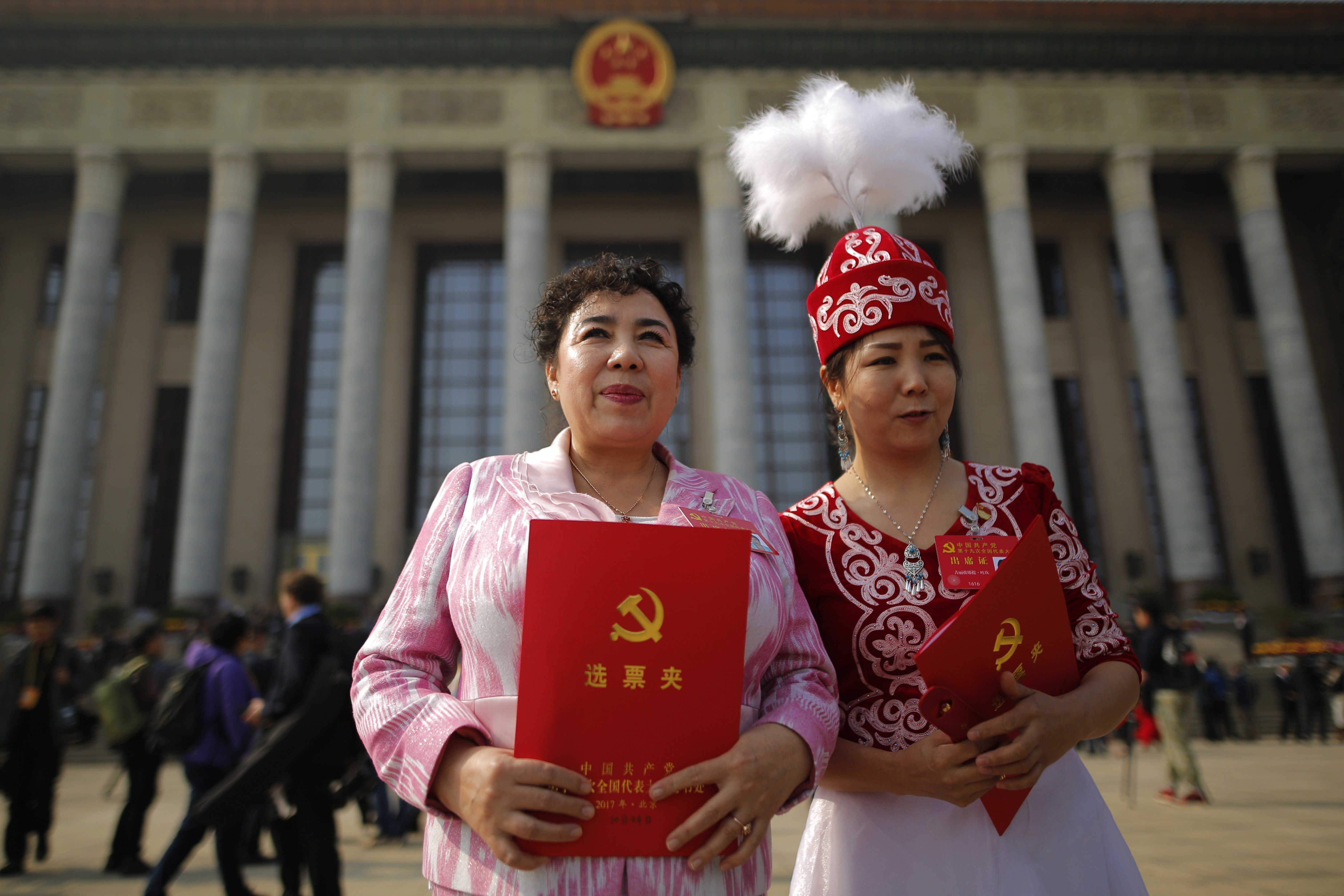 Az ujgur autonóm régiók delegáltjai szavazómappáikkal a kezükben a Kínai Kommunista Párt 19. nemzeti kongresszusának záróceremóniáján Pekingben, Kínában 2017. október 24-én. A kínai kommunisták tovább erősítették Hszi Csin-ping államfő és első számú pártvezető pozícióját azzal, hogy a 19. pártkongresszus “Kína erős emberét” az államalapító Mao Ce-tung mellé emelte. EPA/WU HONG