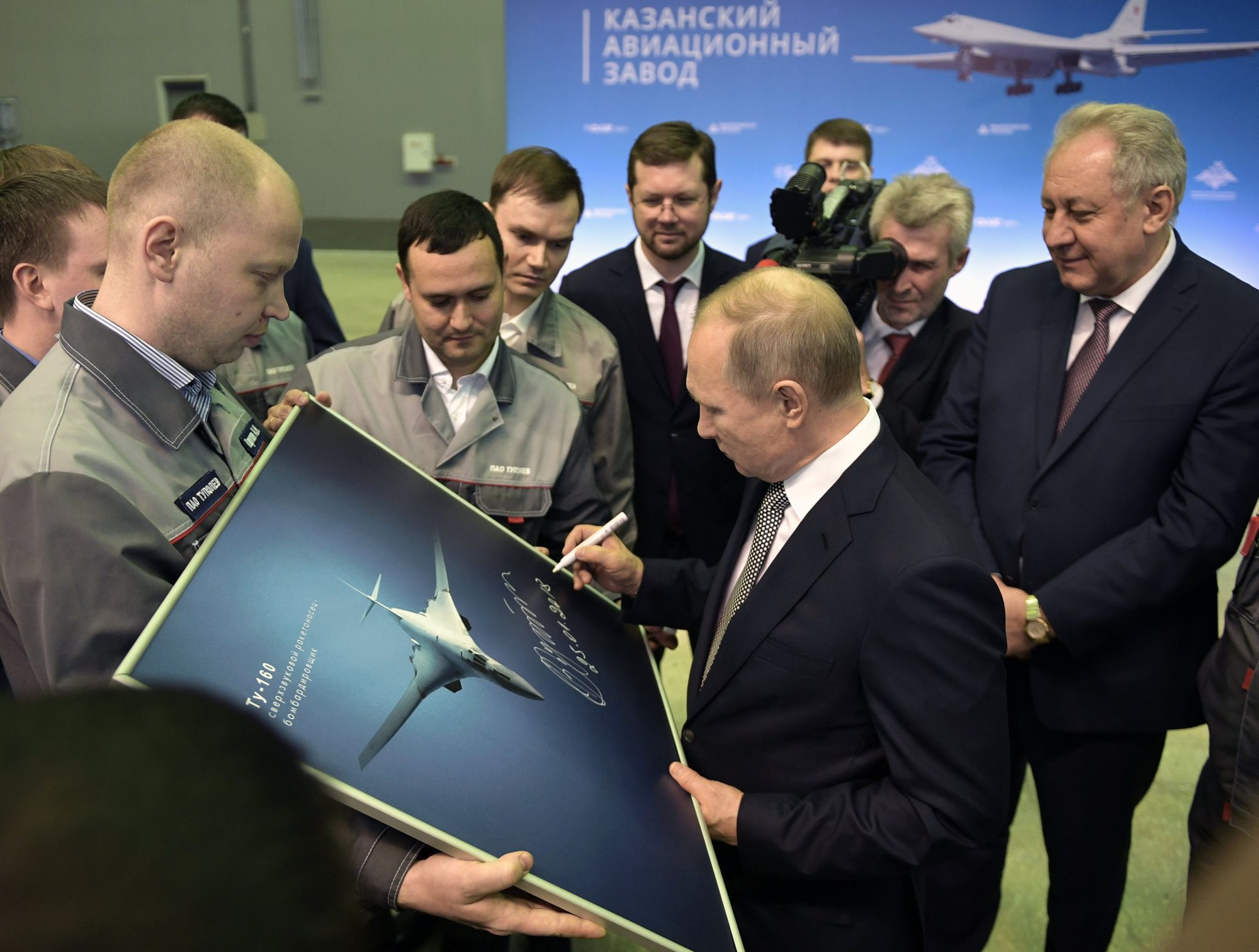 Vlagyimir Putyin aláír egy TU-160M típusú bombázót ábrázoló fotót a kazanyi repülőgépgyárban tett látogatásán 2018. január 25-én. EPA/ALEXEY NIKOLSKY / SPUTNIK / KREMLIN POOL