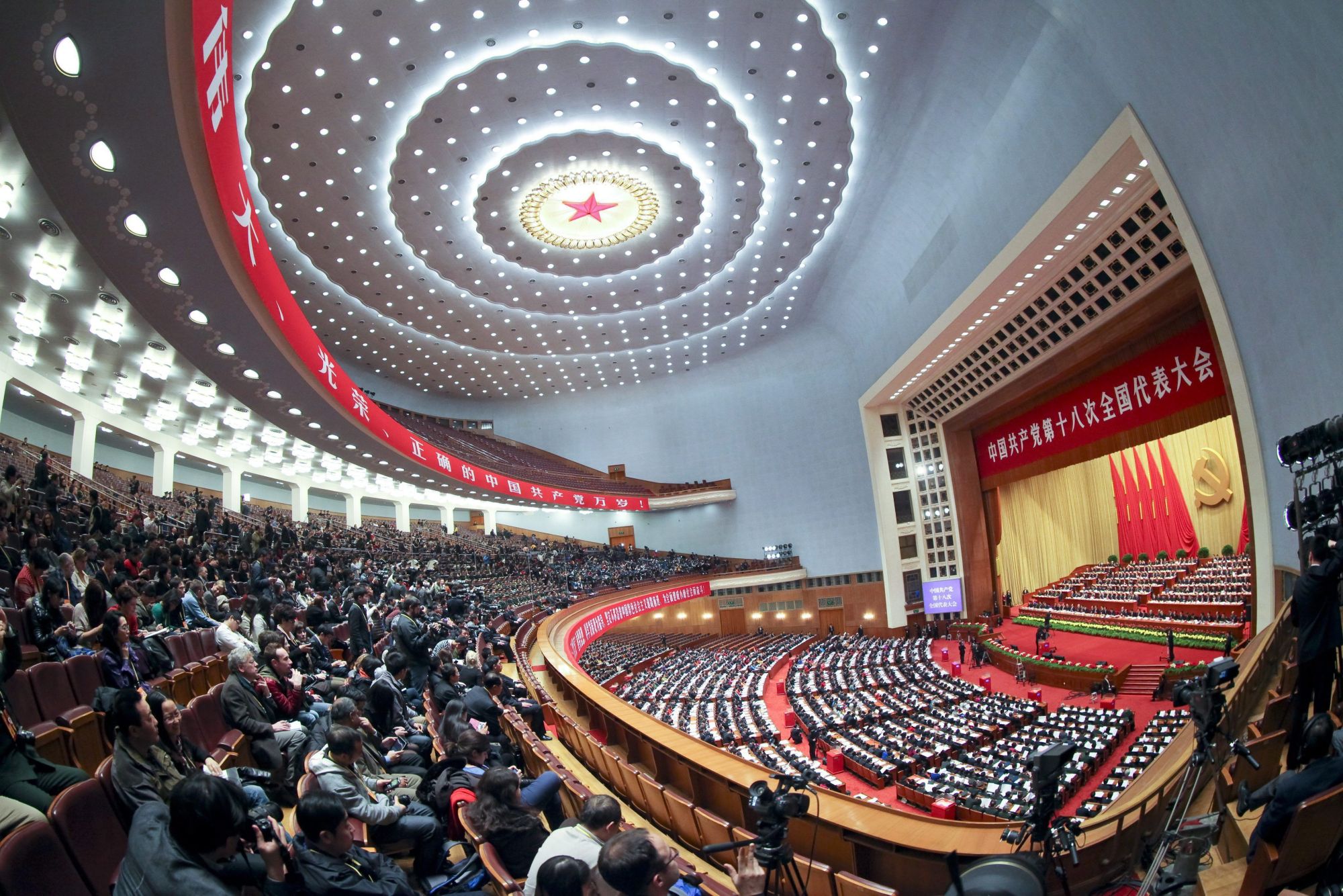 Résztvevõk a Kínai Kommunista Párt XVIII. országos kongresszusának záróülésén a pekingi Nagy Népi Csarnokban 2012. november 14-én. (MTI/EPA/Diego Azubel)