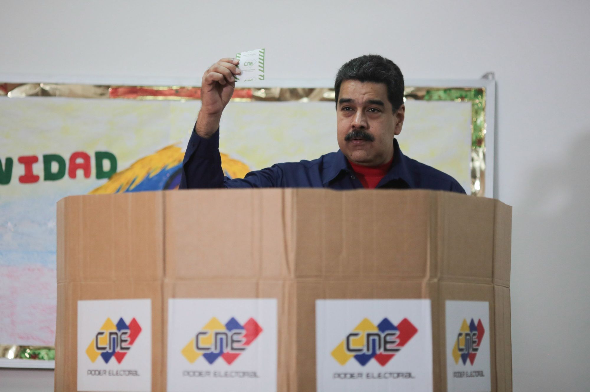 A Miraflores elnöki hivatal által közreadott képen Nicolás Maduro venezuelai államfő voksol a helyhatósági választásokon Caracasban 2017. december 10-én. Maduro bejelentette indulását a 2018-as elnökválasztáson, valamint azt is, hogy kizárják a legfontosabb venezuelai ellenzéki erőket a jövő évi elnökválasztásról, indoklása szerint azért, mert a Demokratikus Egység Kerekasztal (MUD) pártszövetség bojkottálta a 335 polgármester megválasztására irányuló helyhatósági voksolást. (MTI/EPA/Miraflores)