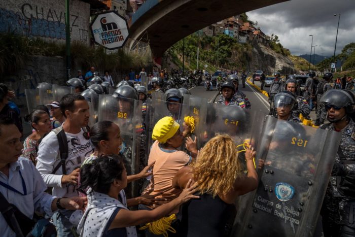 Tüntetők és rendőrök Caracasban 2017. december 28-án. Folytatódtak a tiltakozások az élelmiszer, a háztartási gáz és a vezetékes víz hiánya miatt Venezuelában. (MTI/EPA/Miguel Gutiérrez)