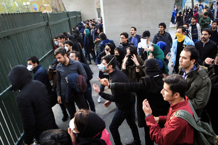 Teherán, 2017. december 30. A növekvő árak miatt tiltakozó diákok az iráni kormány ellen tüntetnek a Teheráni Egyetemnél 2017. december 30-án, néhány órával az után, hogy kormánypárti tüntetők fejezték ki támogatásukat Irán vezetése iránt. Az ázsiai ország több városában napok óta tartanak az utcai megmozdulások a rossz gazdasági helyzet miatt. (MTI/EPA)