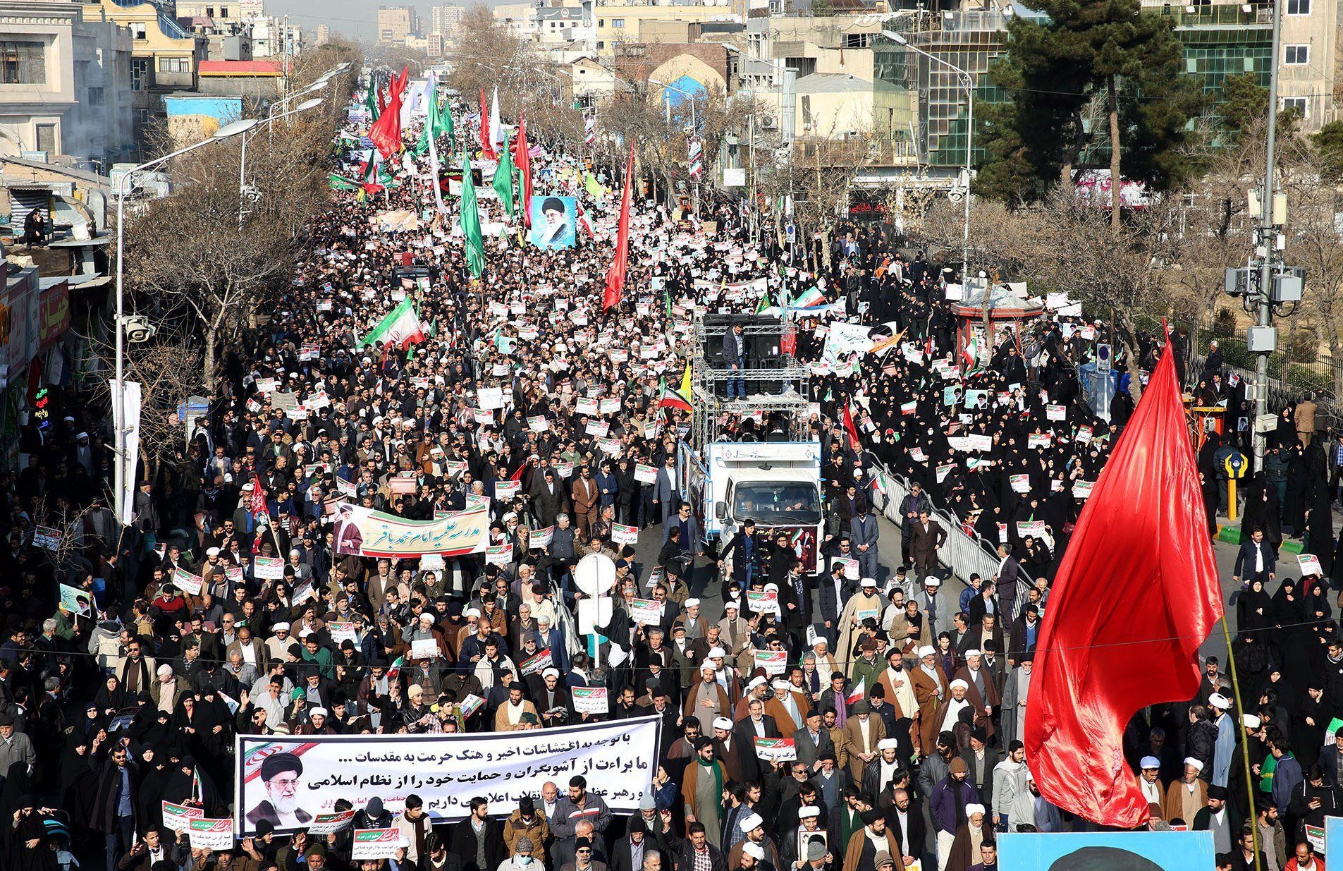 Kormánypárti tüntetés az iráni Meshedben 2018. január 4-én. A tüntetők Ali Hamenei ajatolláh és a síita klérus által felügyelt kormány iránti támogatásukat fejezték ki, miután az előző napokban kormányellenes tiltakozások voltak több iráni városban. (MTI/EPA/Nima Nadzsaf Zadeh)