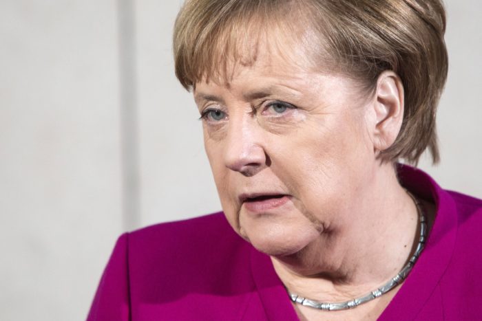Berlin, 2018. január 7. Angela Merkel német kancellár, a Kereszténydemokrata Unió (CDU) elnöke nyilatkozik a sajtó képviselõinek, miután a Németországot 2013 óta kormányzó nagykoalíció megújításáról szóló tárgyalásra érkezett a Német Szociáldemokrata Párt (SPD) berlini székházába 2018. január 7-én. A Kereszténydemokrata Unió (CDU), a testvérpárt bajor Keresztényszociális Unió (CSU) és a Német Szociáldemokrata Párt (SPD) egyaránt 13 fõs küldöttsége a tervek szerint öt napon keresztül folytat elõzetes egyeztetést egy újabb közös kormány megalakításáról. (MTI/EPA/Omer Messinger)
