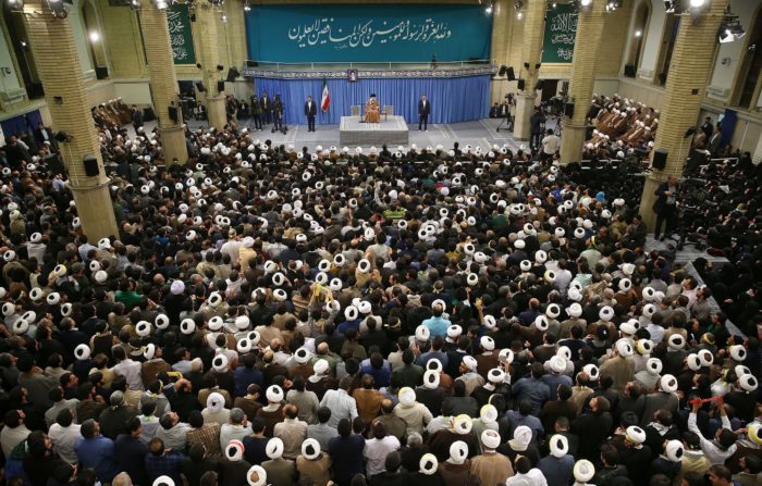 Teherán, 2018. január 9. Szajed Ali Hamenei ajatollah, Irán legfőbb vallási és politikai vezetője beszédet mond egy teheráni tanácskozáson 2018. január 9-én. A közel-keleti országban 2017. december 28-a óta utcai megmozdulások zajlanak a magas árak, az iszlám köztársaság kormánya és az országot az 1979. évi iszlám forradalom óta irányító vallási elit ellen. Hamenei kijelentette: Irán megakadályozta az Egyesült Államok és Nagy-Britannia kísérletét arra, hogy békétlenséget szítson az országban a tüntetések ürügyén. (MTI/EPA/Hamenei hivatalos honlapja)