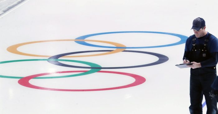 Kangnung, 2018. január 10. Szakember ellenõrzi a jégminõséget a 2018-as phjongcshangi téli olimpia mûkorcsolya- és rövidpályás gyorskorcsolyaversenyeinek helyszínéül szolgáló Kangnung Jégarénában, a dél-koreai Kangnungban 2018. január 10-én, egy hónappal a játékok kezdete elõtt. (MTI/EPA/Yonhap)