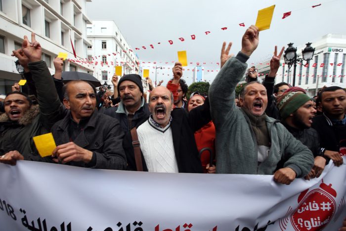 Tunisz, 2018. január 12. Az év elején bevezetett gazdasági megszorító intézkedések ellen tiltakozó tüntetők a tunéziai fővárosban, Tuniszban 2018. január 12-én. Tunézia több városában január 8. óta tiltakoznak a tüntetők. (MTI/EPA/Mohamed Meszara)