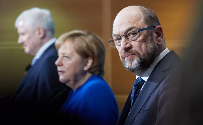 Berlin, 2018. január 12. Horst Seehofer bajor tartományi miniszterelnök, a Keresztényszociális Unió (CSU) elnöke, Angela Merkel német kancellár, a Kereszténydemokrata Unió (CDU) elnöke és Martin Schulz, a Német Szociáldemokrata Párt (SPD) elnöke (b-j) sajtótájékoztatót tart a nagykoalícióról folytatott előzetes egyeztetések végén Berlinben 2018. január 12-én. A vezetők bejelentették, hogy javasolják a pártjuk illetékes testületeinek a hivatalos koalíciós tárgyalások megkezdését a legutóbbi választások után megalakítandó új kormány létrehozása céljából. (MTI/EPA/Hayoung Jeon)
