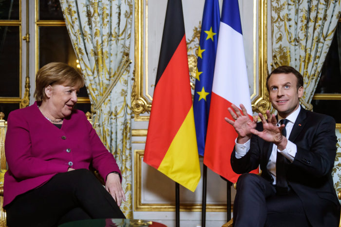 Párizs, 2018. január 19. Emmanuel Macron francia elnök (j) és Angela Merkel német kancellár megbeszélést folytat a párizsi államfői rezidencián, az Elysée-palotában 2018. január 19-én. (MTI/EPA pool/Christophe Petit Tesson)