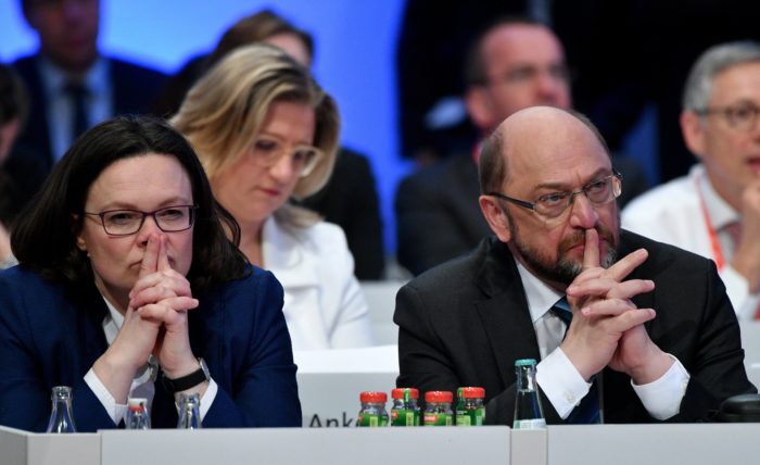 Bonn, 2018. január 21. Andrea Nahles, a Német Szociáldemokrata Párt (SPD) parlamenti frakcióvezetõje (b) és Martin Schulz, az SDP elnöke a párt rendkívüli kongresszusán Bonnban 2018. január 21-én. A kongresszuson az SDP vezetõsége arról dönt, hogy az elõzetes megállapodásokat követõen hivatalosan is kormánykoalíciós tárgyalásba kezdjenek-e az Angela Merkel kancellár vezette Kereszténydemokrata Unió (CDU) és annak bajor testvérpártja, a Keresztényszociális Unió (CSU) alkotta pártszövetséggel. (MTI/EPA/Sascha Steinbach)