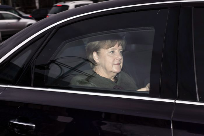 Berlin, 2018. január 28. Angela Merkel német kancellár, a Kereszténydemokrata Unió, a CDU elnöke kormánykoalíciós tárgyalásra érkezik Berlinben 2018. január 28-án. A CDU a Német Szociáldemokrata Párt, az SPD és a Keresztényszociális Unió, a CSU képviselőivel tárgyal a szövetségi kormány megalakításáról. (MTI/EPA/Clemens Bilan)