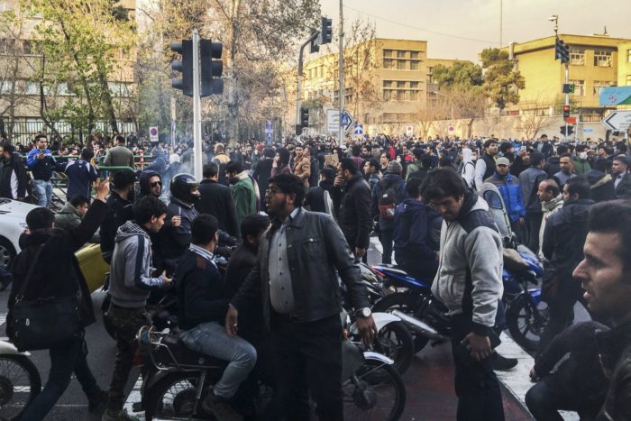 Teherán, 2017. december 30. A növekvő árak miatt tiltakozó emberek az iráni kormány ellen tüntetnek, néhány órával az után, hogy kormánypárti tüntetők fejezték ki támogatásukat Irán vezetése iránt. Az ázsiai ország több városában napok óta tartanak az utcai megmozdulások a rossz gazdasági helyzet miatt. (MTI/AP)