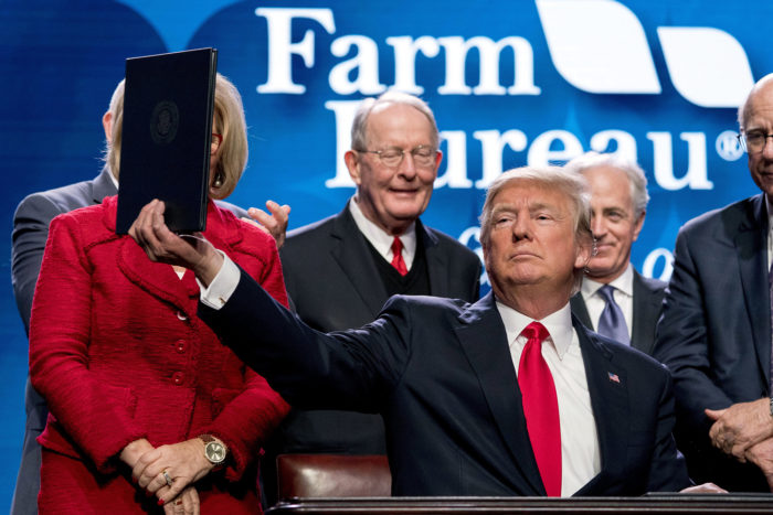 Nashville, 2018. január 9. Donald Trump amerikai elnök felmutatja az általa aláírt elnöki rendeletet a vidéki szélessávú internetelérés bővítésének megkönnyítéséről az amerikai gazdák országos szövetségének éves tanácskozásán a Tennessee állambeli Nashville-ben 2018. január 8-án. Trump személyében 25 éve először vett részt amerikai elnök a szövetség tanácskozásán. (MTI/AP/Andrew Harnik)