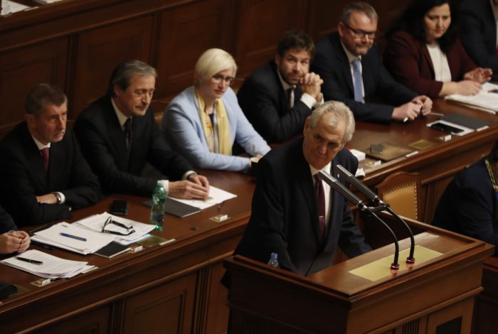 Prága, 2018. január 10. Milos Zeman cseh államfõ felszólal az Andrej Babis cseh miniszterelnök kisebbségi kormányáról tartott bizalmi szavazáson a képviselõház ülésén Prágában 2018. január 10-én. Az októberi választáson gyõztes, Babis vezette ANO mozgalomnak nincs elég képviselõje a törvényhozásban a kormányprogram elfogadásához, ezért valószínûleg újabb kormányalakítási kísérletre lesz szükség. (MTI/AP/Petr David Josek)