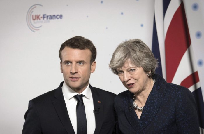 Camberley, 2018. január 18. Theresa May brit miniszterelnök és Emmanuel Macron francia államfõ sajtótájékoztatót tart a Sandhurst Katonai Akadémián, Camberley-ben rendezett brit-francia csúcstalálkozón 2018. január 18-án. A két kormány a találkozó folyamán a katonai együttmûködés bõvítésérõl és a közös határellenõrzés hatékonyságának javításáról állapodott meg. (MTI/AP pool/Stefan Rousseau)