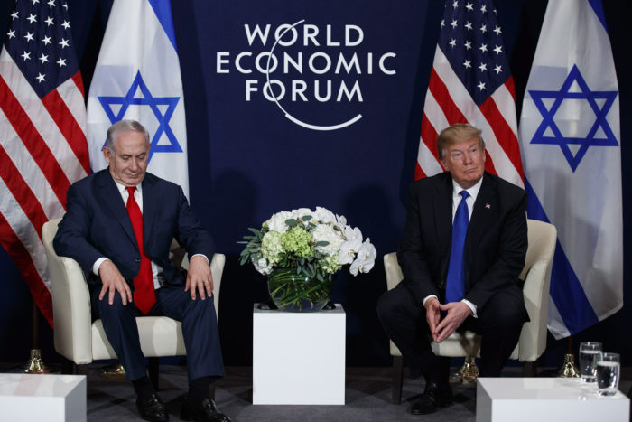 Davos, 2018. január 25. Donald Trump amerikai elnök (j) és Benjámin Netanjahu izraeli miniszterelnök tárgyal a 48. Világgazdasági Fórum keretében tartott találkozójukon a svájci Davosban 2018. január 25-én. (MTI/AP/Evan Vucci)