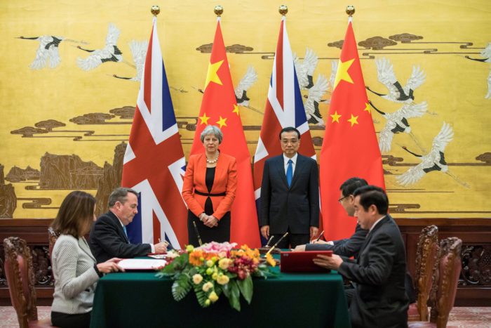 Peking, 2018. január 31. Theresa May brit miniszterelnök (b) és Li Ko-csiang kínai miniszterelnök egyezmények aláírási ünnepségén vesz részt a pekingi Nagy Népi Csarnokban 2018. január 31-én. (MTI/EPApool/Chris Ratcliffe)