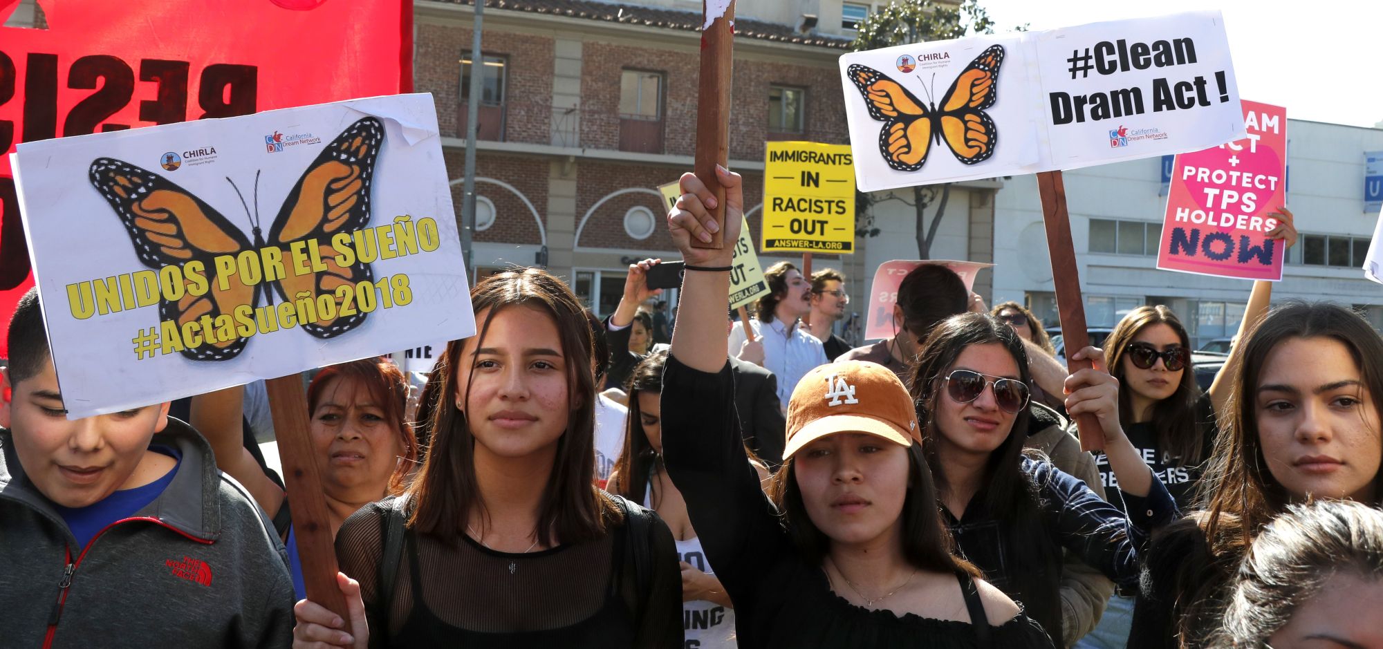 "Álmodozók" csatlakoznak több száz résztvevőhöz a DACA-program védelmében  rendezett tüntetésen Los Angelesben, Kaliforniában 2018. február 3-án. EPA/MIKE NELSON