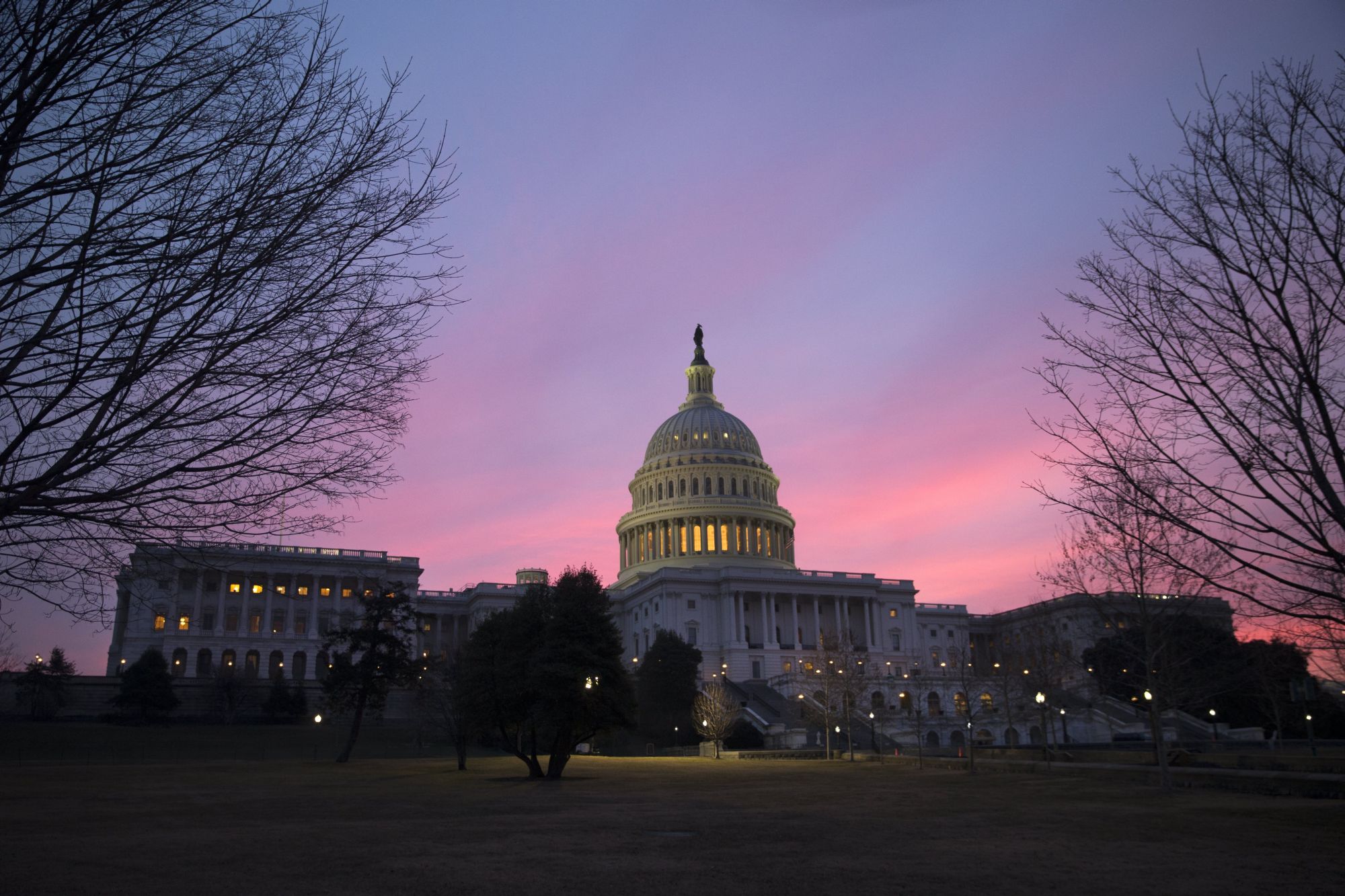A washingtoni Capitolium a hajnali szavazás után 2018. február 9-én. EPA/SHAWN THEW