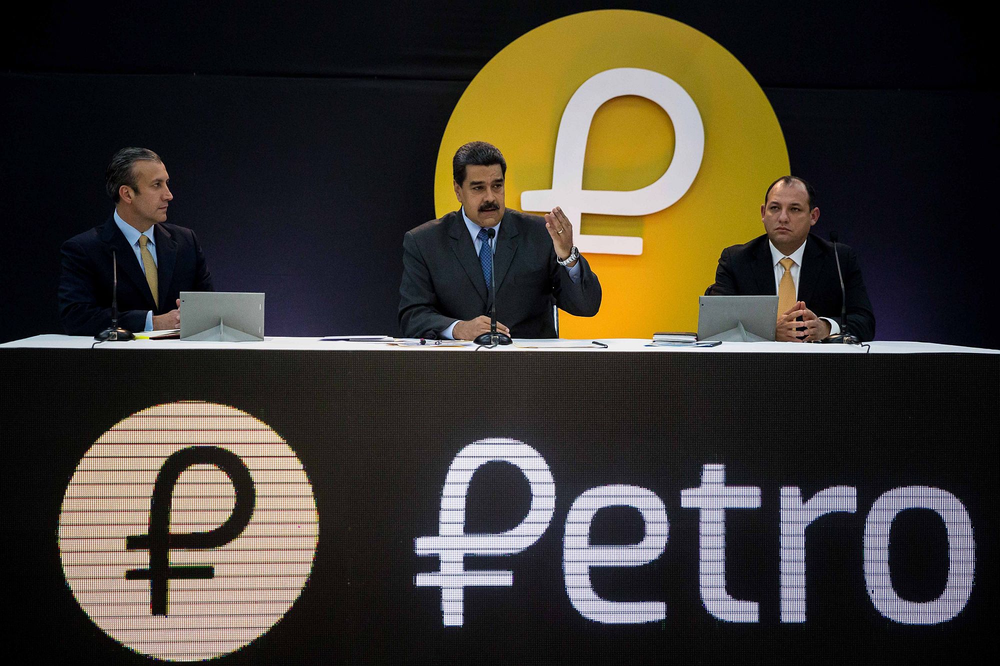 Nicolas Maduro, Tareck El Aissami és Hugbel Roa az El Petro bevezetésekor tartott kormányzati eseményen a Miraflores palotában, Caracasban 2018. február 20-án. EPA/MIGUEL GUTIERREZ