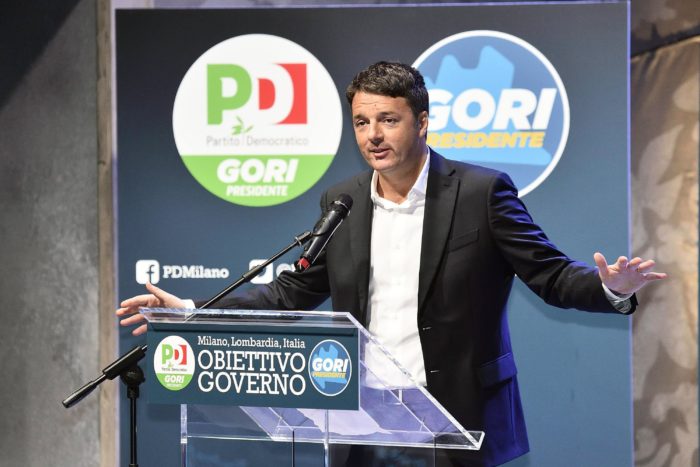Milánó, 2018. január 14. Matteo Renzi volt olasz miniszterelnök, a Demokrata Párt (PD) főtitkára a Lombardiai tartományi elnökválasztás kampányeseményén beszél Milánóban 2018. január 14-én. Két tartományban, Lazióban és Lombardiában március 4-én lesz választás, ugyanazon a napon, amikor az olasz parlamenti választásokat is tartják. (MTI/EPA/Flavio Lo Scalzo)