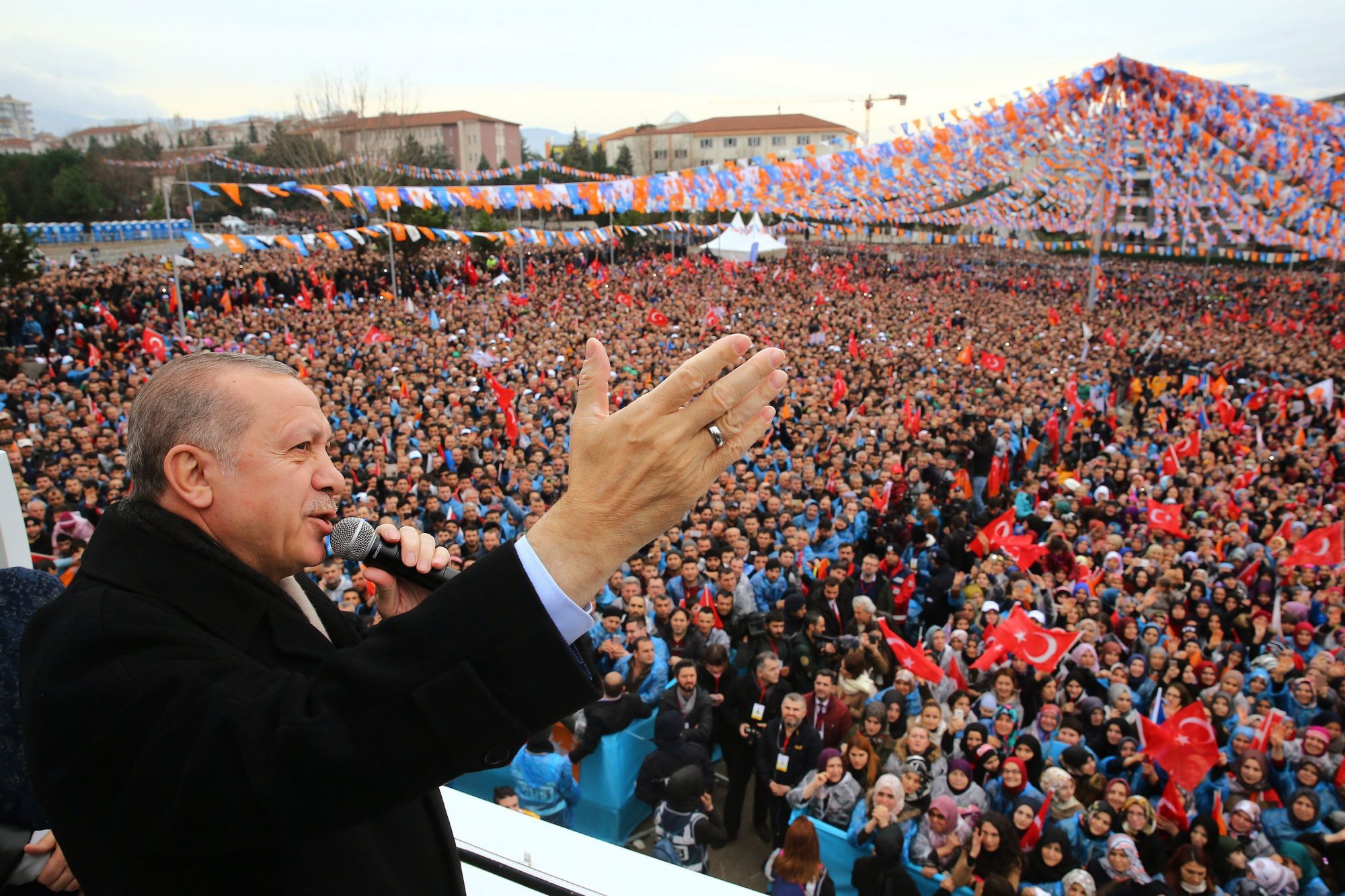 A török elnöki sajtóhivatal által közreadott képen Recep Tayyip Erdogan török államfő beszédet mond támogatói előtt a kormányzó Igazság és Fejlődés Párt (AKP) rendezvényén Bursa északnyugati városban 2018. január 21-én.  Az előző napon Törökország Olajág fedőnéven szárazföldi hadműveletet indított a Népvédelmi Egységek (YPG) nevű kurd milícia ellenőrizte északnyugat-szíriai Afrín térségében. (MTI/EPA/Török elnöki sajtóhivatal)