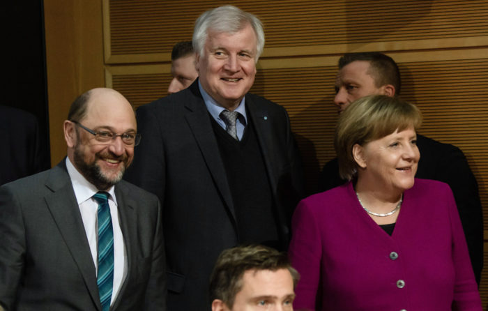 Berlin, 2018. február 2. Martin Schulz, a Német Szociáldemokrata Párt (SPD) elnöke (b), Horst Seehofer bajor tartományi miniszterelnök, a Keresztényszociális Unió (CSU) elnöke (k) és Angela Merkel német kancellár, a Kereszténydemokrata Unió (CDU) elnöke (j) koalíciós tárgyalásra érkezik Berlinben 2018. február 2-án. (MTI/EPA/Clemens Bilan)