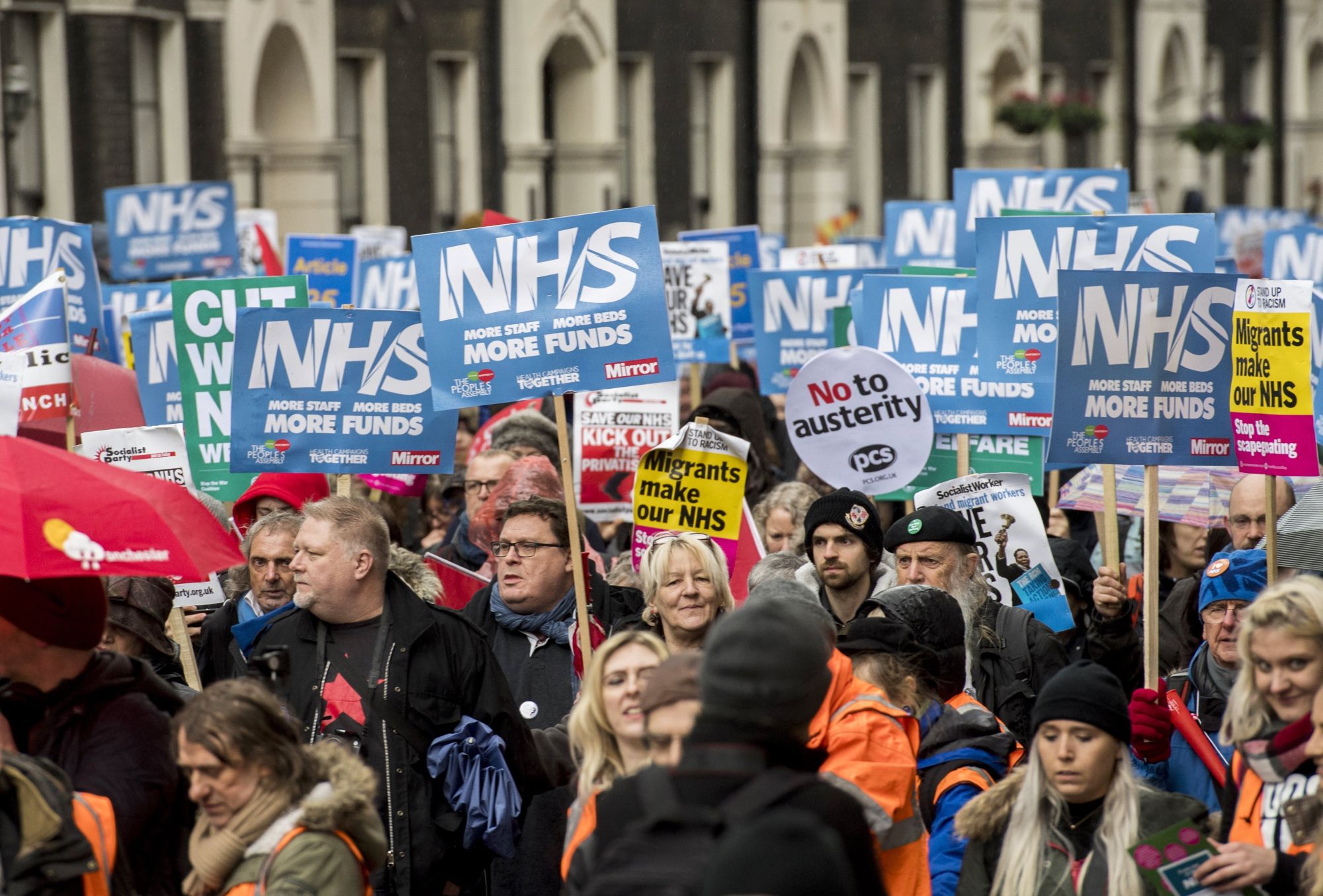 A brit állami egészségügyi szolgálat (National Health Service - NHS) megvédéséért tüntetnek London belvárosában 2018. február 3-án. (MTI/EPA/Will Oliver)