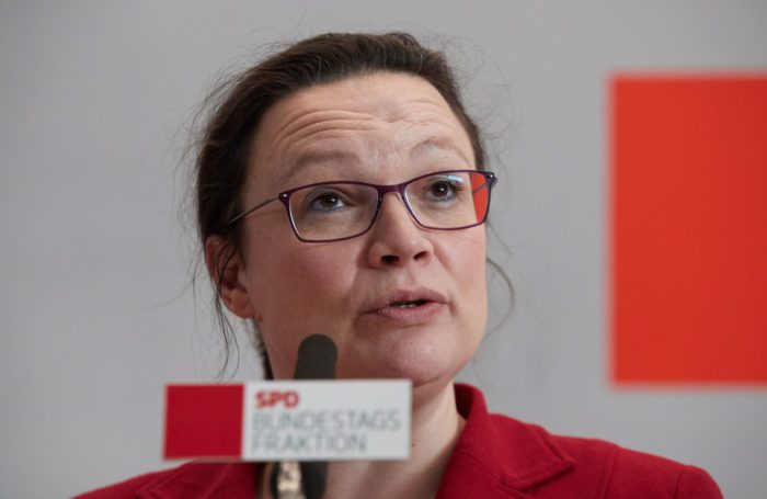 Berlin, 2018. február 20. Andrea Nahles, a Német Szociáldemokrata Párt (SPD) parlamenti frakciójának vezetõje sajtótájékoztatót tart Berlinben 2018. február 20-án. Az SPD 463 ezer párttagja február 20. és március 2. között szavaz a CDU/CSU-val kidolgozott koalíciós szerzõdésrõl. A szociáldemokraták akkor folytathatják a 2013-ban kezdett kormányzást a CDU/CSU-val, ha a tagság legkevesebb 20 százaléka részt vesz a szavazáson, és a többség a koalíciós szerzõdés elfogadására voksol. (MTI/EPA/Hayoung Jeon)