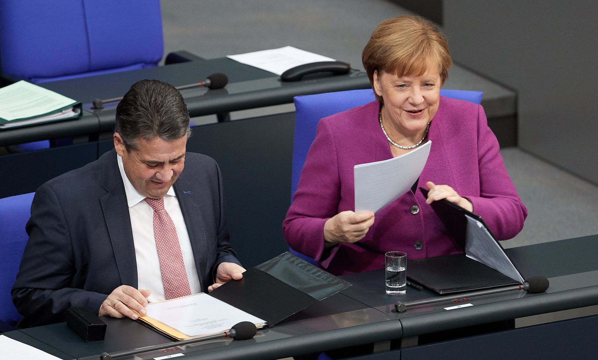 Angela Merkel német kancellár és Sigmar Gabriel külügyminiszter a kormány Európa-politikájáról a német parlamentben tartott vitán Berlinben 2018. február 22-én, az Európai Unió nem hivatalos brüsszeli csúcstalálkozója előtti napon. (MTI/EPA/Hayoung Jeon)