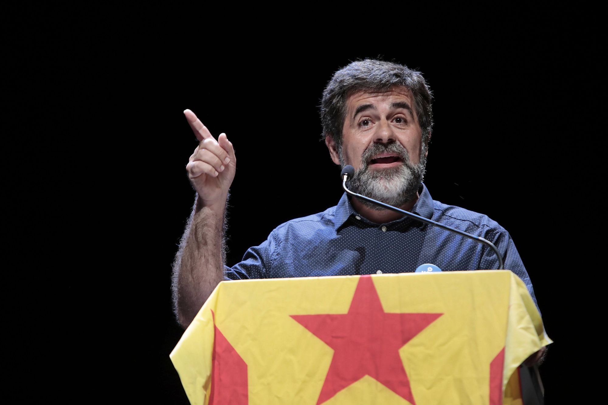 A katalán nemzetgyűlés elnöke, Jordi Sanchez beszédet mond egy katalán népszavazást támogató eseményen  Barcelonában 2017. szeptember 24-én.  EPA/SUSANNA SAEZ