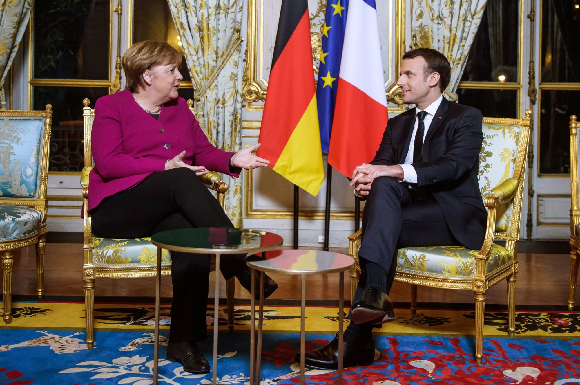 Emmanuel Macron francia elnök (j) és Angela Merkel német kancellár megbeszélést folytat a párizsi államfői rezidencián, az Elysée-palotában 2018. január 19-én. (MTI/EPA pool/Christophe Petit Tesson)