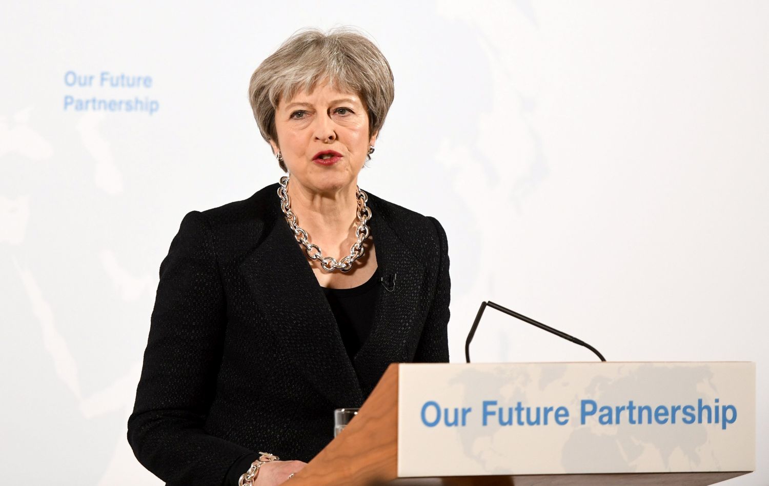 Theresa May brit miniszterelnök a szigetországnak az Európai Unióból történő kilépésének feltételeiről beszél a londoni polgármester hivatalos rezidenciáján, a Mansion House-ban 2018. március 2-án. (MTI/EPA/Bloomberg pool/Chris J. Ratcliffe)