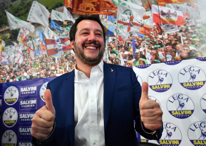 Milánó, 2018. március 5. Matteo Salvini, a radikális jobboldali Északi Liga vezetõje sajtótájékoztatót tart pártjának milánói székházában az olasz parlamenti választások után, a 2018. március 5-én. (MTI/EPA/Daniel Dal Zennaro)