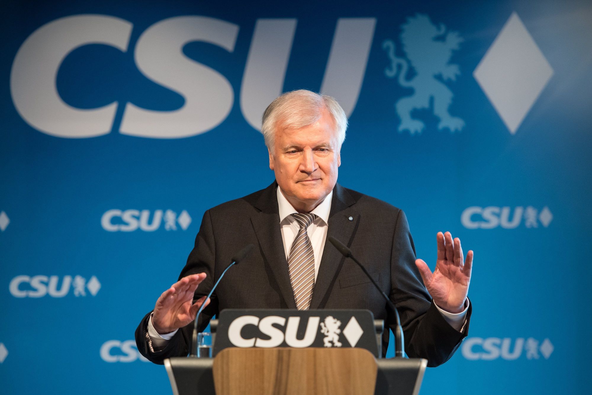 Horst Seehofer bajor tartományi miniszterelnök, a Keresztényszociális Unió (CSU) elnöke sajtótájékoztatót tart a párt müncheni székházában 2018. március 5-én, egy nappal azután, hogy a Német Szociáldemokrata Párt (SPD) kétharmados többséggel jóváhagyta a német Kereszténydemokrata Unióval (CDU) és CSU-val kidolgozott koalíciós szerződést. (MTI/EPA/Lennart Preiss)