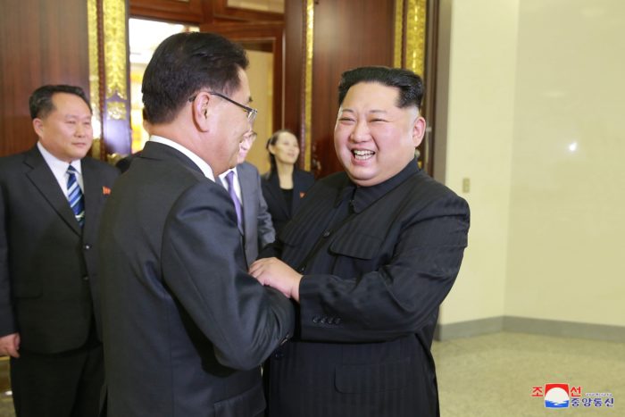 Phenjan, 2018. március 6. A KCNA észak-koreai hírügynökség által közreadott képen Kim Dzsong Un észak-koreai vezetõ (j) fogadja a dél-koreai küldöttség élén álló Csung Ej Jongot, a nemzetbiztonsági hivatal vezetõjét Phenjanban 2018. március 5-én. A Mun Dzse In dél-koreai elnököt képviselõ tízfõs delegáció az esetleges béketárgyalásokat és az amerikai-észak-koreai közeledést igyekszik elõkészíteni az észak-koreai fõvárosban. Kim elõször fogadott dél-koreai tisztségviselõket. (MTI/EPA/Dél-koreai elnöki hivatal)
