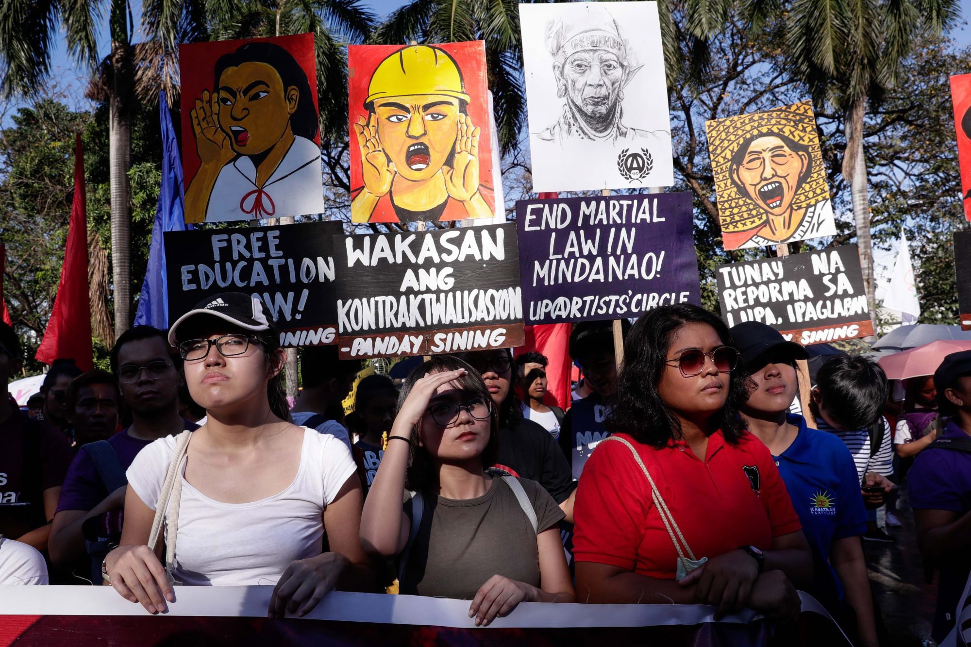 Fülöp-szigeteki nők tüntetnek Rodrigo Duterte elnök politikája ellen Manilában 2018. március 8-án, a nemzetközi nőnapon. (MTI/EPA/Mark R. Cristino)