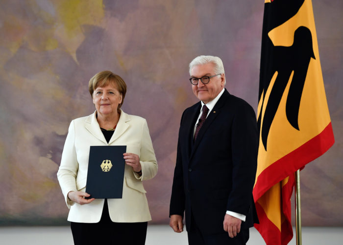 Berlin, 2018. március 14. Angela Merkel újraválasztott német kancellár átveszi kinevezési okmányát Frank-Walter Steinmeier német elnöktől a berlini államfői rezidencián, a Bellevue-palotában a megválasztása után, 2018. március 14-én. (MTI/EPA/Filip Singer)