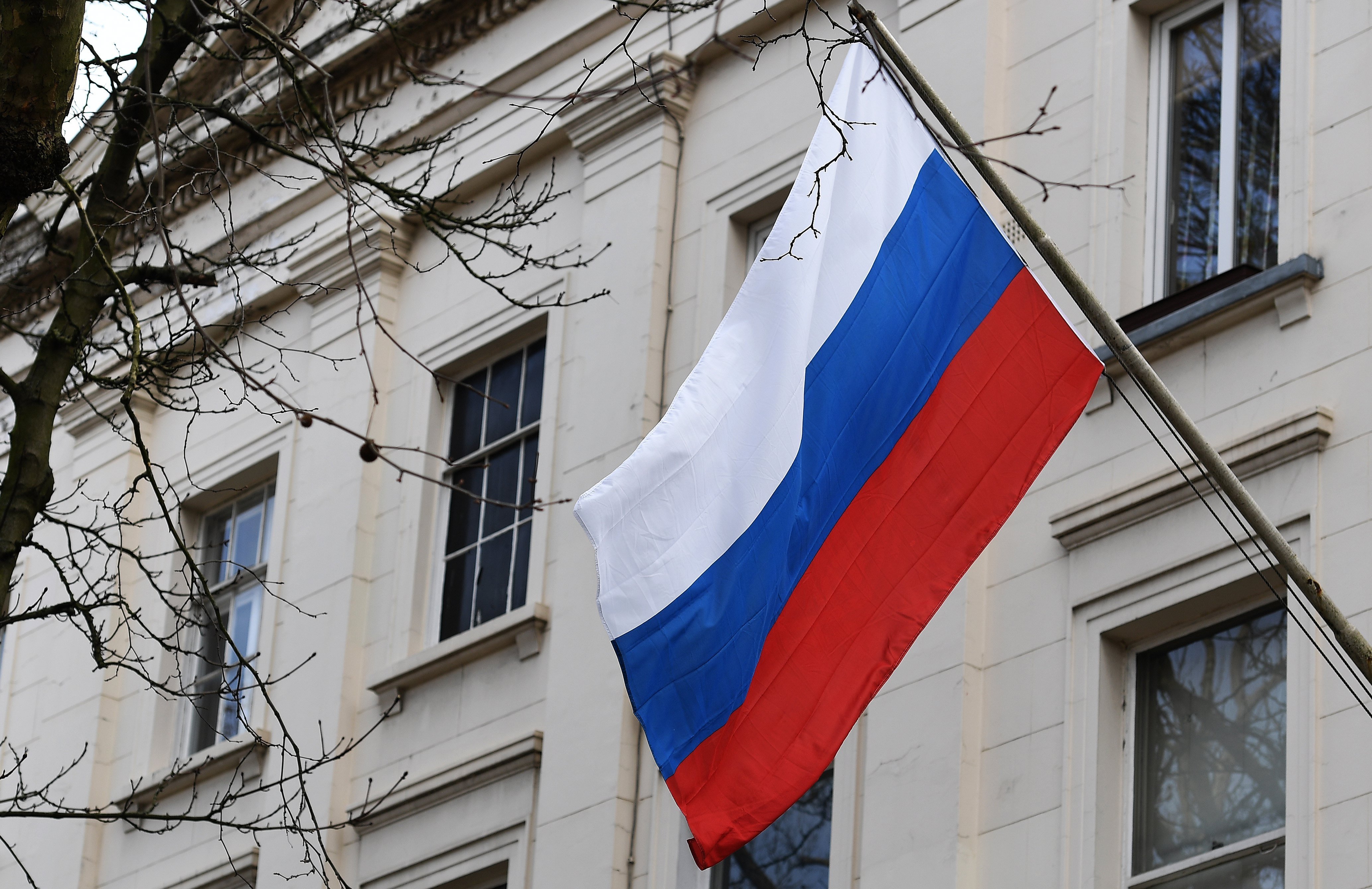 London, 2018. március 14. Az orosz konzulátus épülete Londonban 2018. március 14-én. Theresa May brit miniszterelnök bejelentette, hogy a brit kormány kiutasít 23 olyan orosz diplomatát, akikről megállapította, hogy hírszerzési tevékenységet folytatnak Nagy-Britanniában, és felfüggeszt minden magas szintű diplomáciai érintkezést Oroszországgal. Az intézkedések előzménye az angliai Salisbury városában idegméreggel elkövetett gyilkossági kísérlet, amelynek célpontja Szergej Szkripal, a brit külső hírszerzés (MI6) volt orosz ügynöke, az orosz katonai hírszerzés egykori ezredese és lánya, Julija Szkripal volt. (MTI/EPA/Andy Rain)