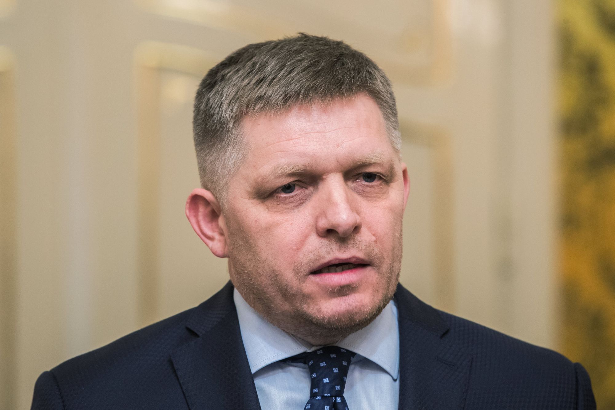 Robert Fico szlovák miniszterelnök sajtótájékoztatót tart a pozsonyi kormánypalotában 2018. március 14-én. Fico bejelentette, hogy bizonyos feltételekkel kész lemondani a kormányfői tisztségről. Ezek a feltételek, hogy Andrej Kiska államfő elfogadja, hogy a választásokon győztes párt, az Irány - Szociáldemokrácia (Smer-SD) dönt a kormány összetételéről, elfogadja a miniszterelnök lemondását követően megalakuló kormányt, illetve szavatolja, hogy a hárompárti koalíció tovább működhessen. (MTIEPA/Jakub Gavlak)