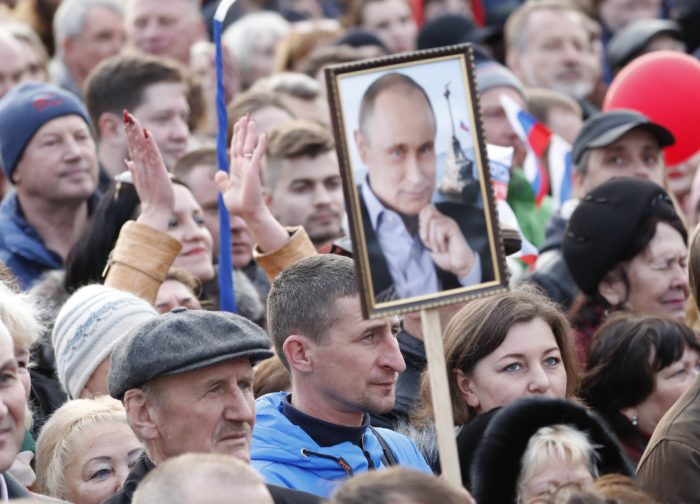 Szevasztopol, 2018. március 14. Vlagyimir Putyin orosz államfõ választási kampánybeszédét hallgatják támogatói a Krím-félszigeti Szevasztopolban 2018. március 14-én. Az oroszországi elnökválasztást március 18-án, a Krím Ukrajnától való elcsatolásának negyedik évfordulóján tartják. (MTI/EPA/Szergej Csirikov)