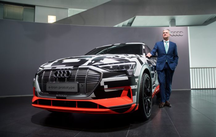 Ingolstadt, 2018. március 15. Rupert Stadler, az Audi vezérigazgatója az Audi e-tron prototípusa mellett a német jármûipari cég elõzõ évi mérlegét ismertetõ sajtóértekezleten a társaság ingolstadti székházában 2018. március 15-én. (MTI/EPA/Lukas Barth)
