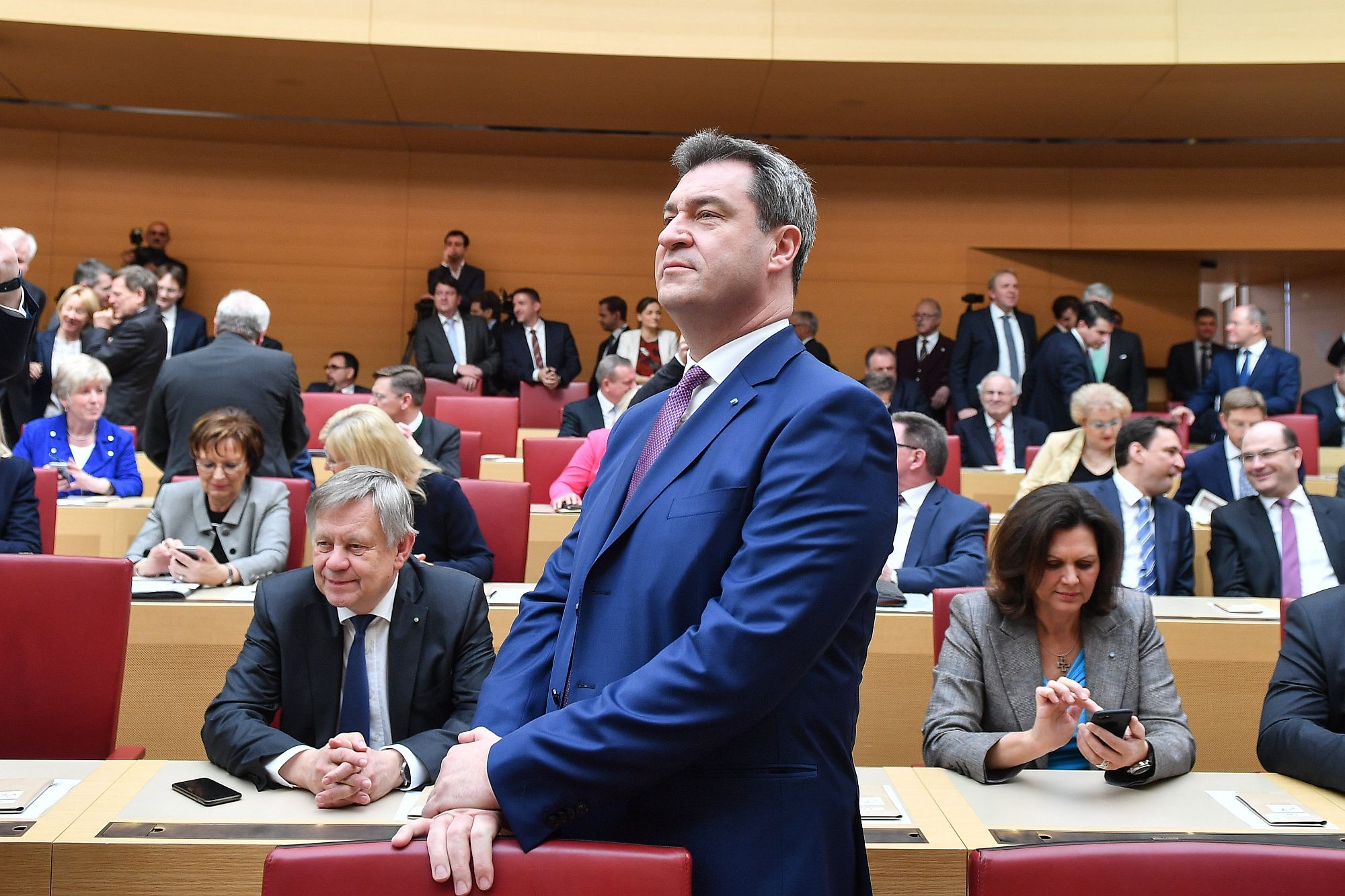 Markus Söder új bajor tartományi miniszterelnök a bajor parlament müncheni üléstermében, mielőtt leteszi a hivatali esküt 2018. március 16-án. (MTI/EPA/Lukas Barth)