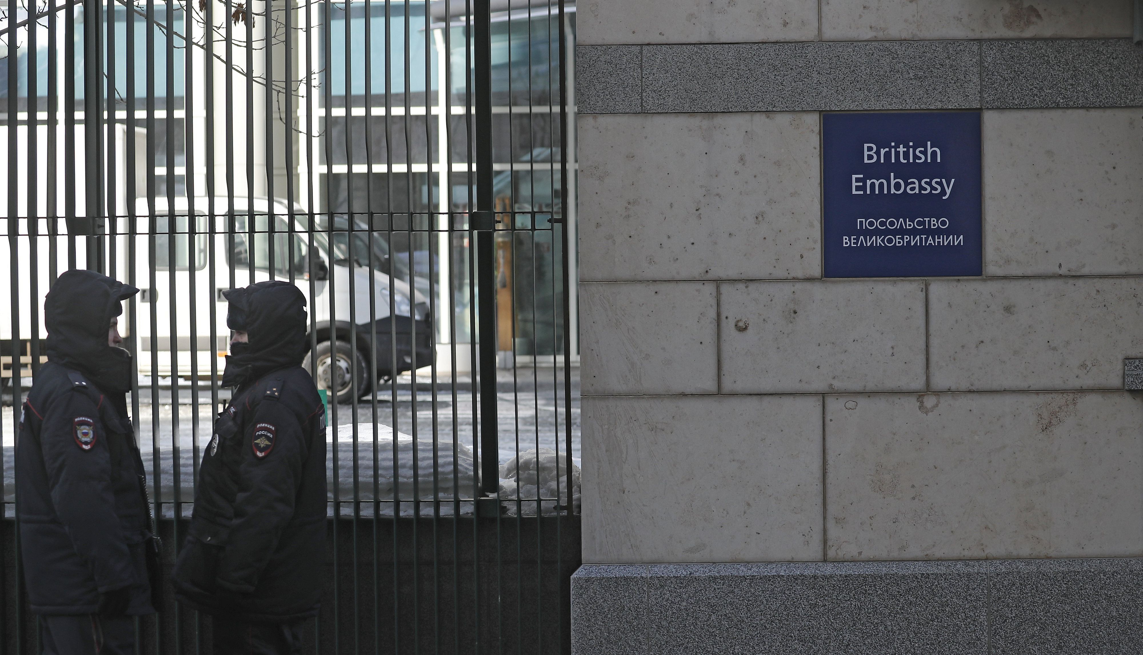 Moszkva, 2018. március 17. Orosz rendőrök a brit nagykövetség épülete előtt Moszkvában 2018. március 17-én. Ezen a napon az orosz külügyminisztérium közölte a Szkripal-ügyben bekéretett Laurie Bristow oroszországi brit nagykövettel, hogy 23 brit diplomatát kiutasítanak az országból, visszavonják az engedélyt, hogy az Egyesült Királyság főkonzulátust nyisson Szentpéterváron, és leállítják a kulturális és oktatási ügyekkel foglalkozó British Council tevékenységét Oroszországban. (MTI/EPA/Szergej Ilnyickij)