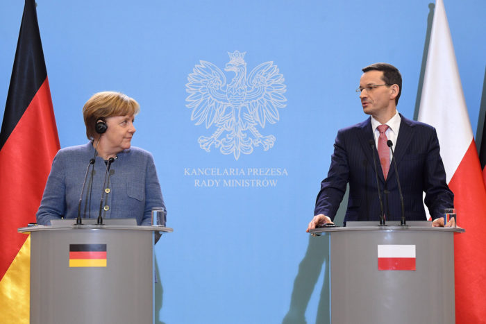 Varsó, 2018. március 19. Mateusz Morawiecki lengyel miniszterelnök (j) és Angela Merkel német kancellár sajtóértekezletet tart Varsóban 2018. március 19-én. (MTI/EPA/Radek Pietruszka)