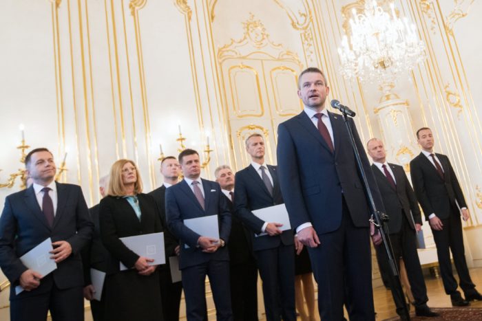 Pozsony, 2018. március 22. Peter Pellegrini újonnan kinevezett szlovák miniszterelnök beszél a megújult összetételû kabinet többi tagjának társaságában Pozsonyban 2018. március 22-én. (MTI/EPA/Jakub Gavlak)