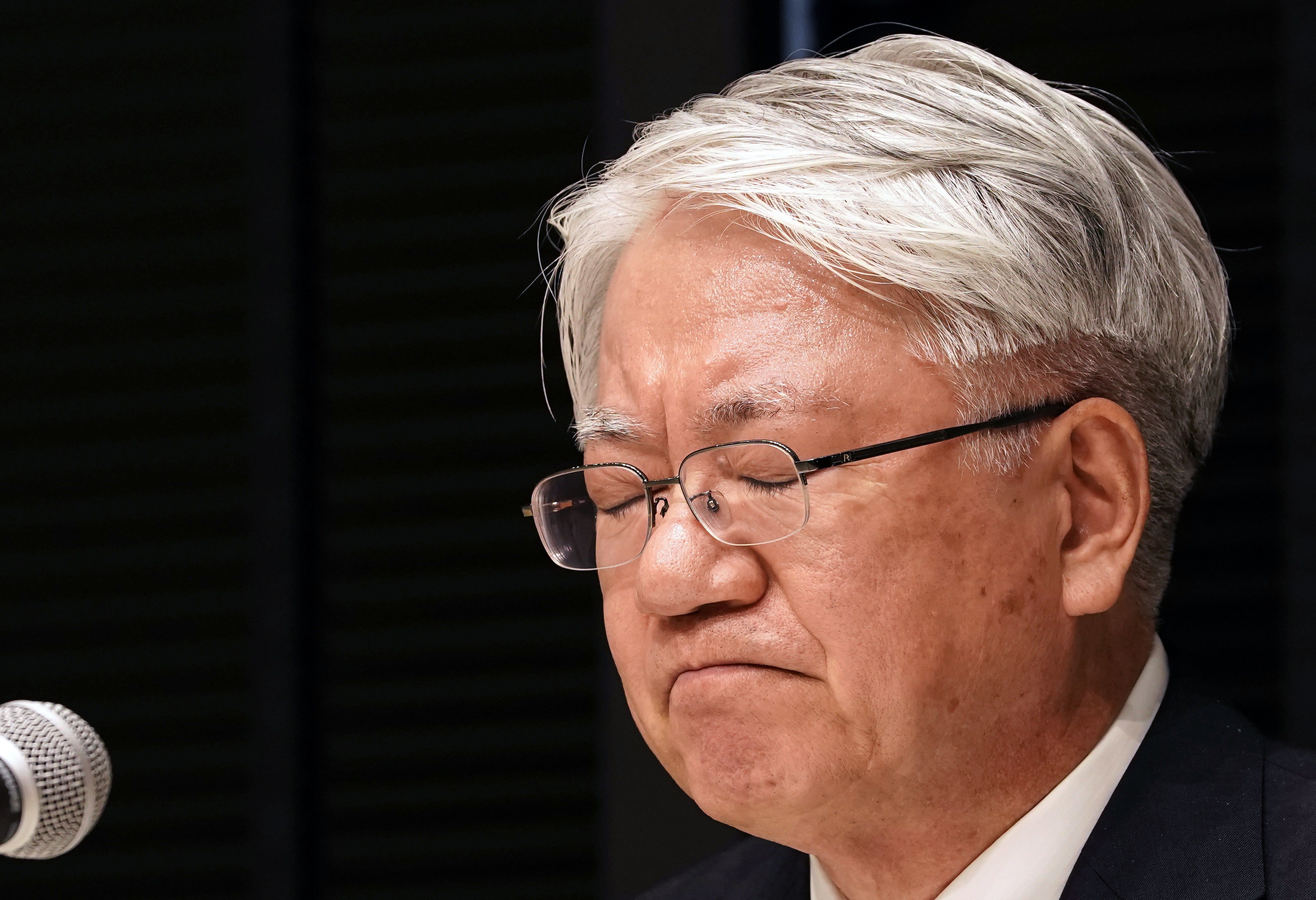 Kavaszaki Hiroja, a Kobe Steel japán fémipari konszern elnök-vezérigazgatója sajtótájékoztatót tart Tokióban 2018. március 6-án,ahol bejelentette lemondását. A Kobe Steel októberben jelentette be, hogy egyik leányvállalata valótlan minőségi bizonyítvánnyal rendelkező termékeket (vas, alumínium és réz) szállított tíz éven keresztül mintegy kétszáz cégnek. (MTI/AP/Kambajasi Sizuo)