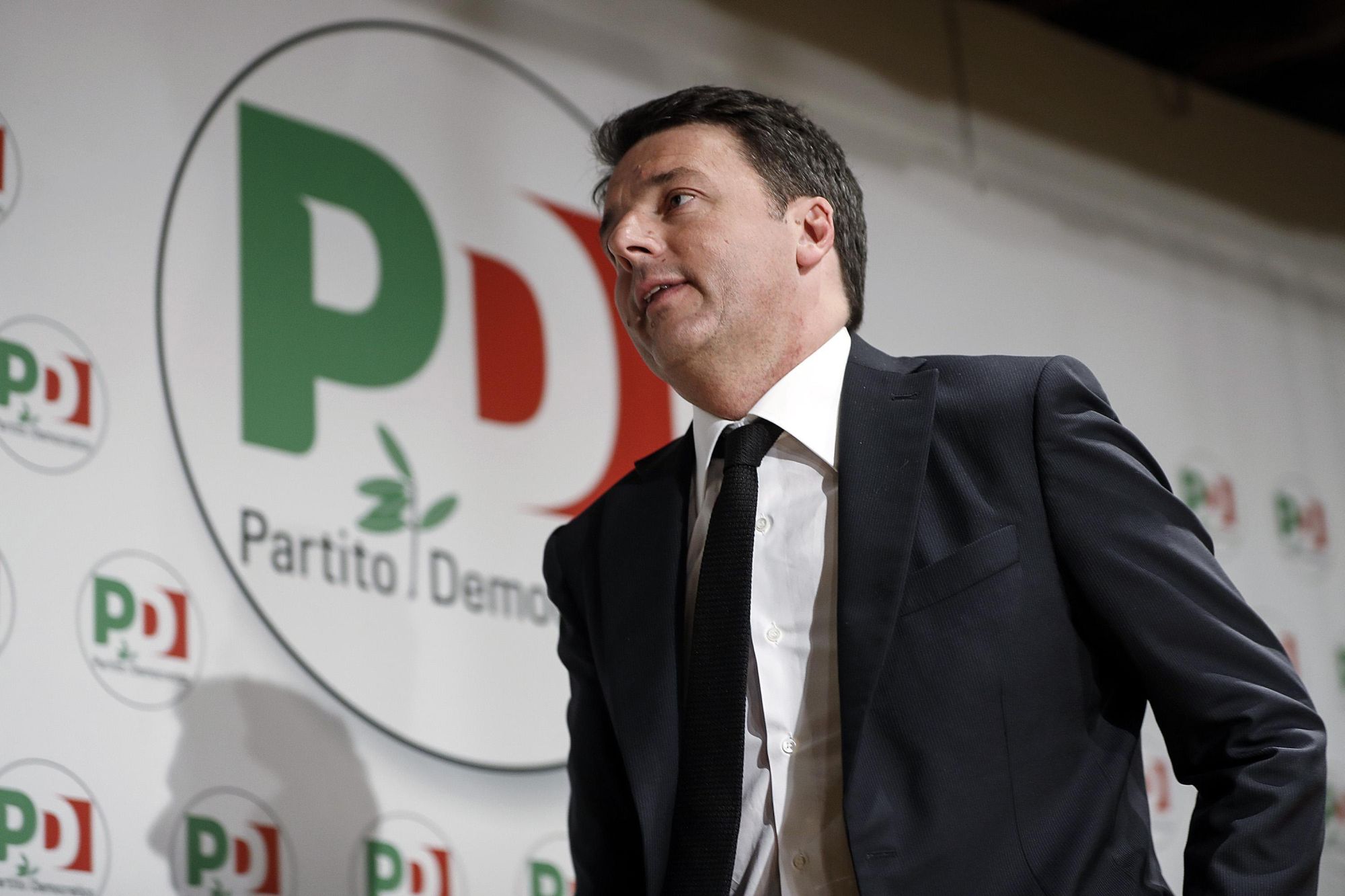 Matteo Renzi volt miniszterelnök, a PD volt főtitkára a lemondását bejelentő sajtótájékoztatón Rómában, 2018. március 5-én. Renzi a PD gyenge választási eredményeit követően döntött úgy, hogy lemond főtitkári tisztségéről. EPA/RICCARDO ANTIMIANI