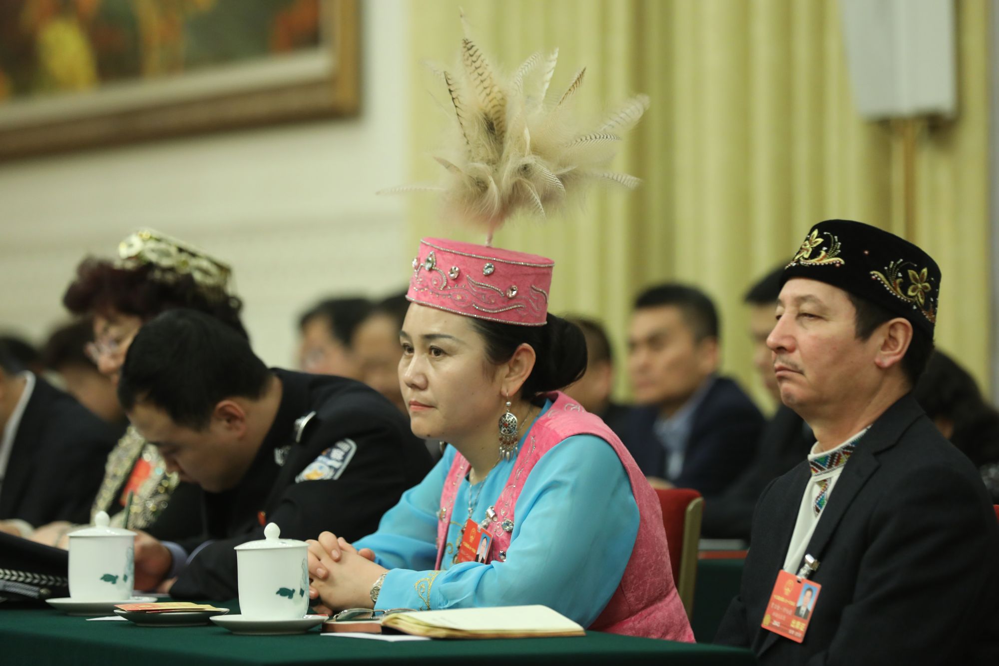 Hszincsiang tartomány ujgur autonóm kisebbséghez tartozó delegáltjai a 13. Nemzeti Népi Kongresszuson Pekingben, 2018. március 13-án. A Nemzeti Népi Kongresszuson több, mint 3000 delegált vesz részt, ezzel a világ legnagyobb törvényhozó gyűlése, bár funkciója inkább formális, és kimerül a pártvezetés javaslatainak elfogadásában. EPA/WU HONG
