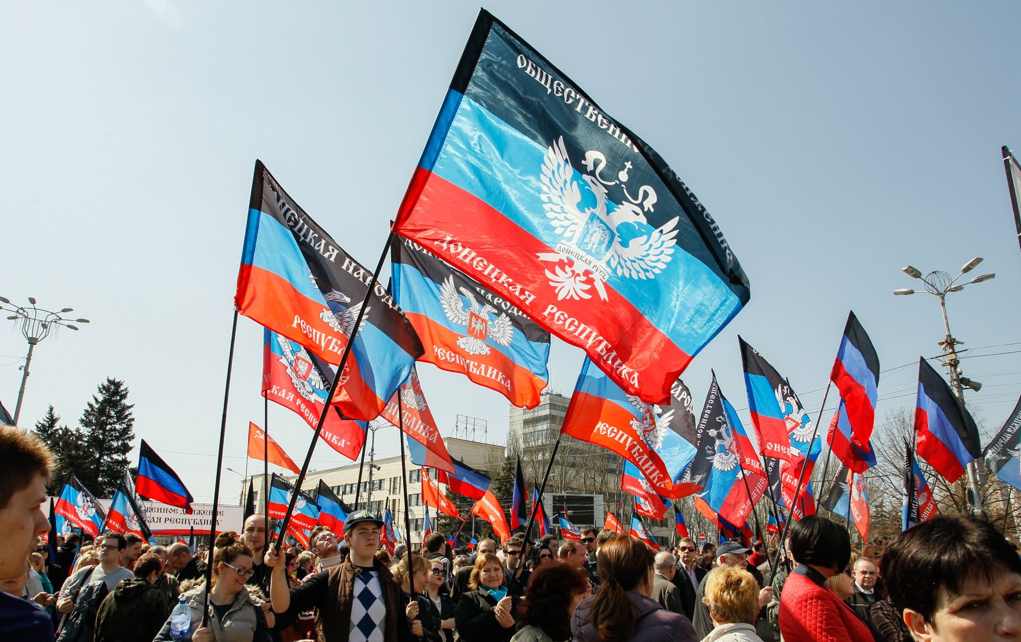 Helyi lakosok vonulnak a Donyecki Népköztársaság zászlóival Donyeck belvárosában 2018. április 7-én, az önhatalmúlag kikiáltott Donecki Népköztársaság megalapításának negyedik évfordulóján. EPA/ALEXANDER ERMOCHENKO